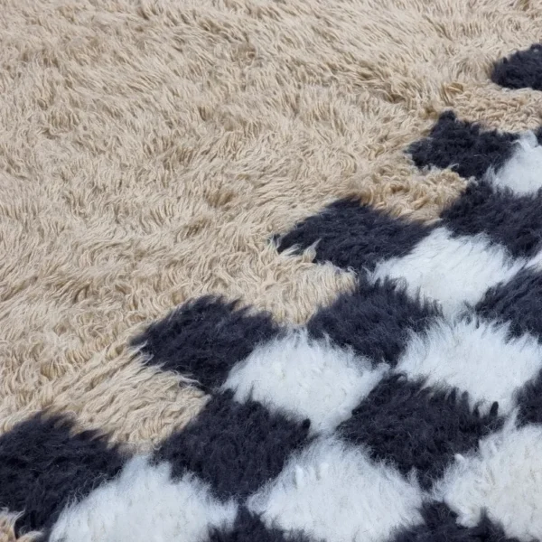 Moroccan Berber rug in beige and black - Image 5