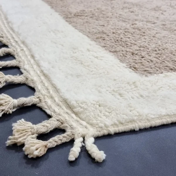 Moroccan Berber rug in beige and cream - Image 4