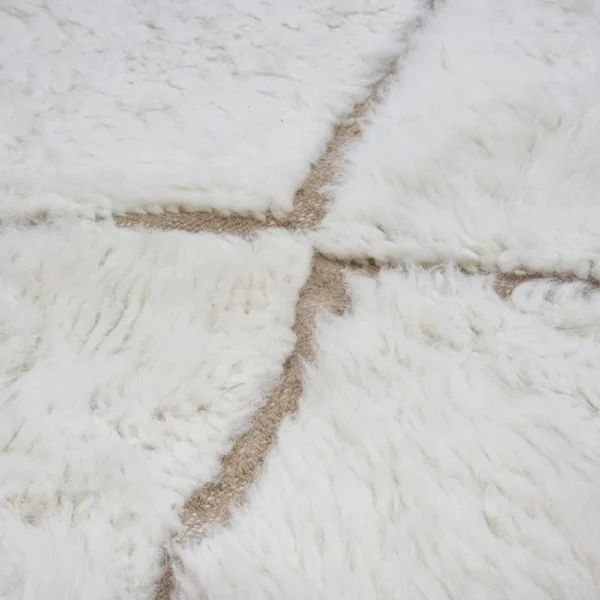 Moroccan Berber rug in beige and white - Image 2