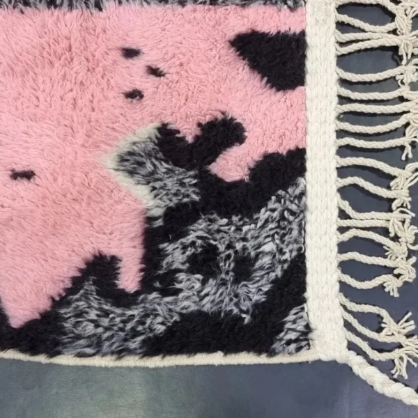 Moroccan Berber rug in black and pink - Image 2